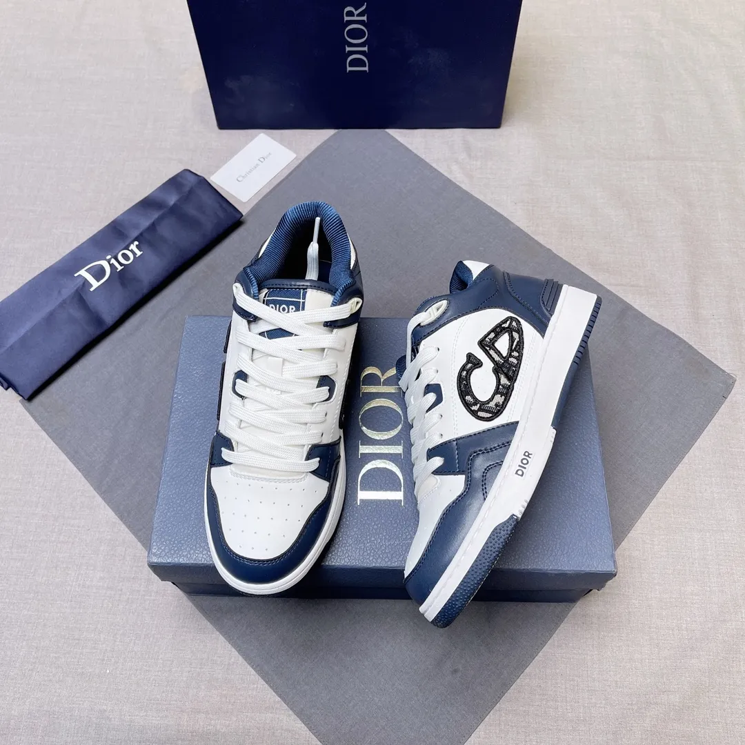 P420 Dior B57 low-top sneakers 2024 spring men's series new product launch [Celebrate][Celebrate][Celebrate], reinterpret the basketball shoe design and become Dior's classic item [strong][strong][strong], carefully crafted in black and cream white smooth cowhide, with beige suede, and the leather CD logo is displayed on the side Zhi, the tongue, sole and back side are decorated with various distinctive details to enhance the style[666][666], while the eyelet details, topstitching and rubber panels highlight the dynamic charm of its athletic style[strong][strong][strong]. It has a two-color rubber sole, which can be matched with various clothing to create a refined look. Size: 38 to 45 No. 067